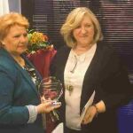 Ángeles Pedraza, a la izquierda, recibe en Fuenlabrada el premo a la Mujer Trabajadora de manos de la asociación Mujeres en Igualdad.