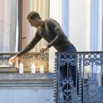 Mohamed Abdeslam, hermano de Ibrahim Abdeslam, coloca unas velas en el balcón de su casa en Bruselas como para mostrar su repulsa por los atentados