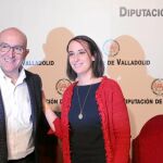 El presidente de la Diputación de Valladolid, Jesús Julio Carnero, junto a la portavoz de Ciudadanos en la institución provincial, Pilar Vicente, momentos después de firmar el acuerdo entre ambas formaciones para la aprobación de los presupuestos del próximo año