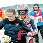 Emilio Alzamora lleva a Márquez al box tras su caída al comienzo de la Q2