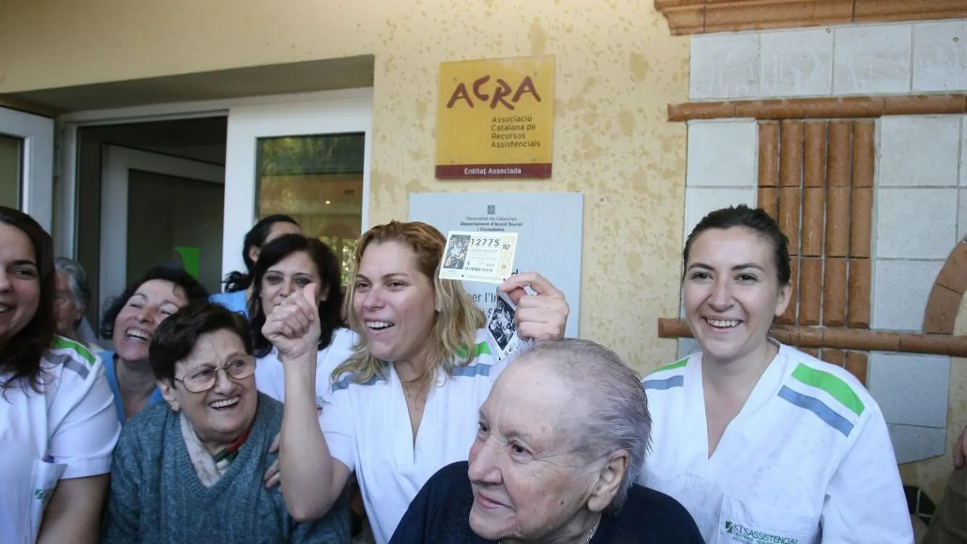 Las trabajadoras de la residencia de ancianos "Mirador Barà"de Roda de Barà (Tarragona), y algunos de sus usuarios celebran el haber sido agraciados con el segundo premio de la lotería de Navidad