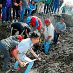 Residentes buscan restos humanos tras la explosión en Tlahuelilpanen
