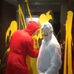 Momento en el que comienzan a retirar la pintura del portal de la casa de Pablo Llarena