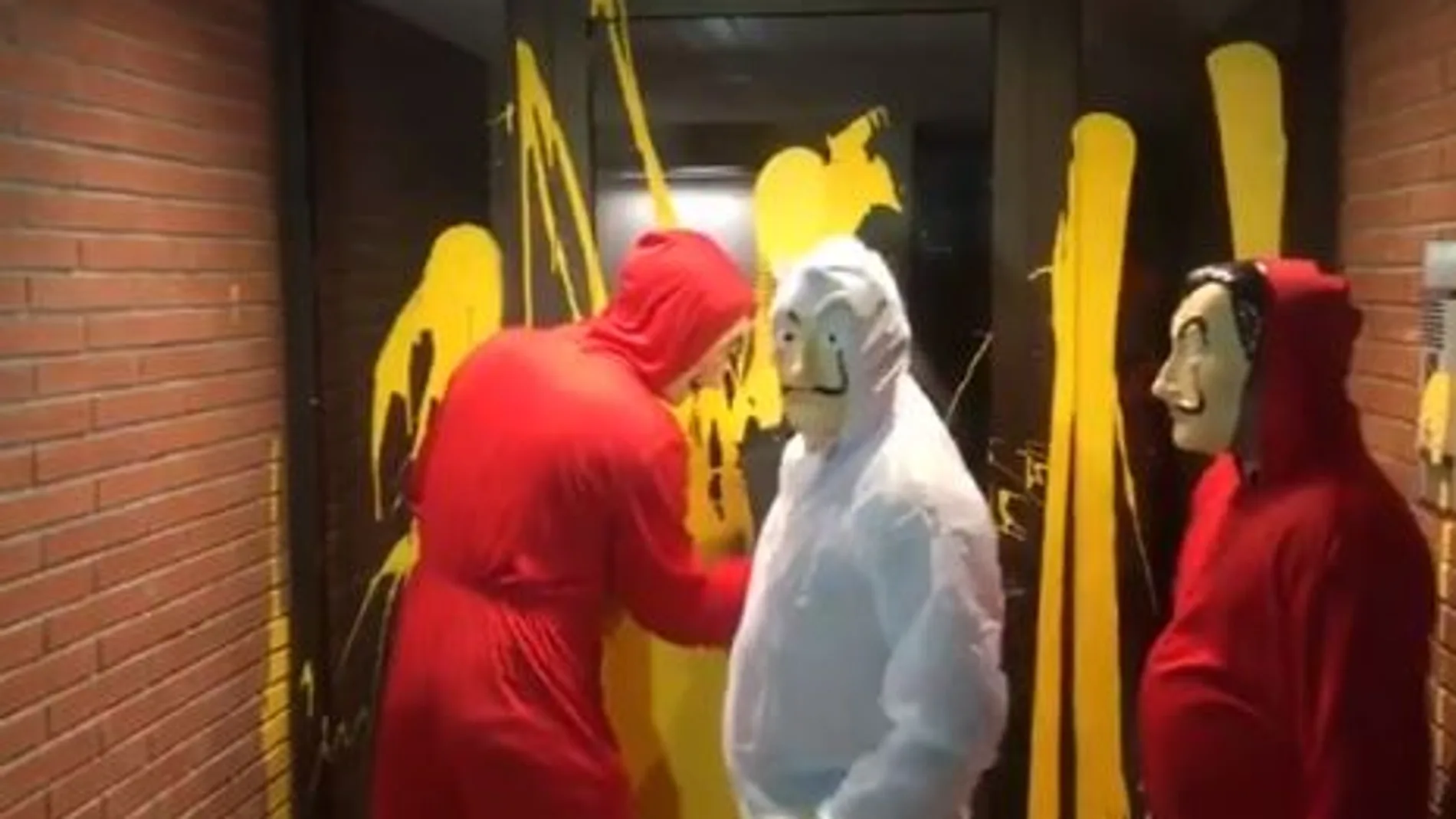 Momento en el que comienzan a retirar la pintura del portal de la casa de Pablo Llarena