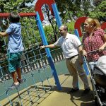 Mariana y Sergio acompañan a su hijo Andrés al parque que tienen cerca del centro de acogida. El pequeño es muy sociable: «Ya tengo amigos con los que juego aquí». Foto: Javier Fdez.-Largo