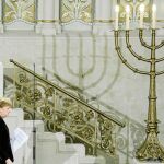 La canciller Merkel, poco después de finalizar su discurso en la sinagoga Rykestrasse, ayer, en Berlín