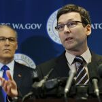 El fiscal general del estado de Washington (EEUU), Bob Ferguson, tras él, el Jay Inslee, Gobernador del Estado, en una rueda de prensa en Seattle (Washington)