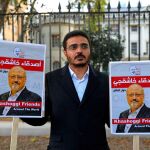Un hombre protesta por el asesinato de Jamal Khashoggi en la embajada de Turquía en Londres/Foto: Ap