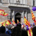 Imagen de la manifestación constitucionalista a las puertas del Palau de la Generalitat