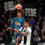 Griezmann disputando un balón con Cancelo de la Juventus / Ap