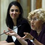 La alcaldesa de Madrid, Manuela Carmena, junto a la portavoz municipal, Rita Maestre