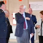 José Luis Concepción charla con Peña Echeverría en presencia de García Molina y la rectora María Rosario Sáez Yuguero