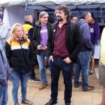 El coordinador regional de IU, José Sarrión, durante la visita que hacía en las últimas horas a los trabajadores de Vestas acampados a la puertas de la empresa en Villadangos del Páramo