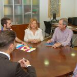 La consejera de Educación, Isabel Sánchez-Mora, junto a los miembros de la Federación estudiantil Feremur