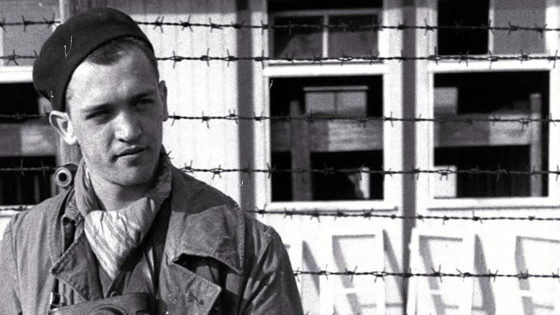 Francesc Boix con su cámara en el campo de Mauthausen