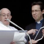 Francisco mostró hoy a los fieles su nuevo perfil en la aplicación y les invitó a rezar con él / AP