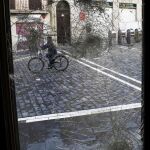Un cristal en el casco viejo de Pamplona, tras unos incidentes producidos en 2017, durante una manifestación que reclamaba la amnistía para los presos de ETA