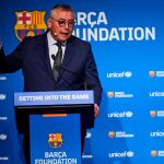 Michael Robinson expone el informe “Entrar en juego”, que han elaborado la Fundación Barça y Unicef, que dice que el deporte en equipo mejora el aprendizaje y el desarrollo