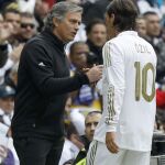 Imagen del 6 de noviembre de 2011, de Jose Mourinho y Mesut Ozil durante un partido de Liga