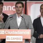 Albert Rivera junto a Juan Marín y Javier Millán/Foto: Efe