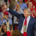 Donald Trump participa en un acto de campaña en la Universidad de Carolina del Sur, hoy, 12 de diciembre.