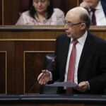 El ministro de Hacienda, Cristóbal Montoro, durante su intervención hoy en la sesión de control al Gobierno en el Congreso.