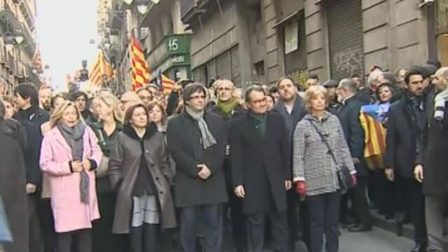 El presidente catalán, Carles Puigdemont, los consellers del Govern y la presidenta del Parlament, Carme Forcadell, acompañan a pie por las calles de Barcelona al expresident Artur Mas y las exconselleras Joan Ortega e Irene Rigau.