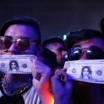 El público muestra billetes falsos con el rostro de Rihanna