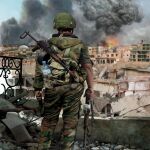 Un soldado sirio divisa la devastada Alepo desde lo alto de un edificio en ruinas. Foto: © PABLO OUTERIAL/DESPERTA FERRO EDICIONES