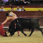 Carlos Ochoa toreando por derechazos, ayer, en Valencia