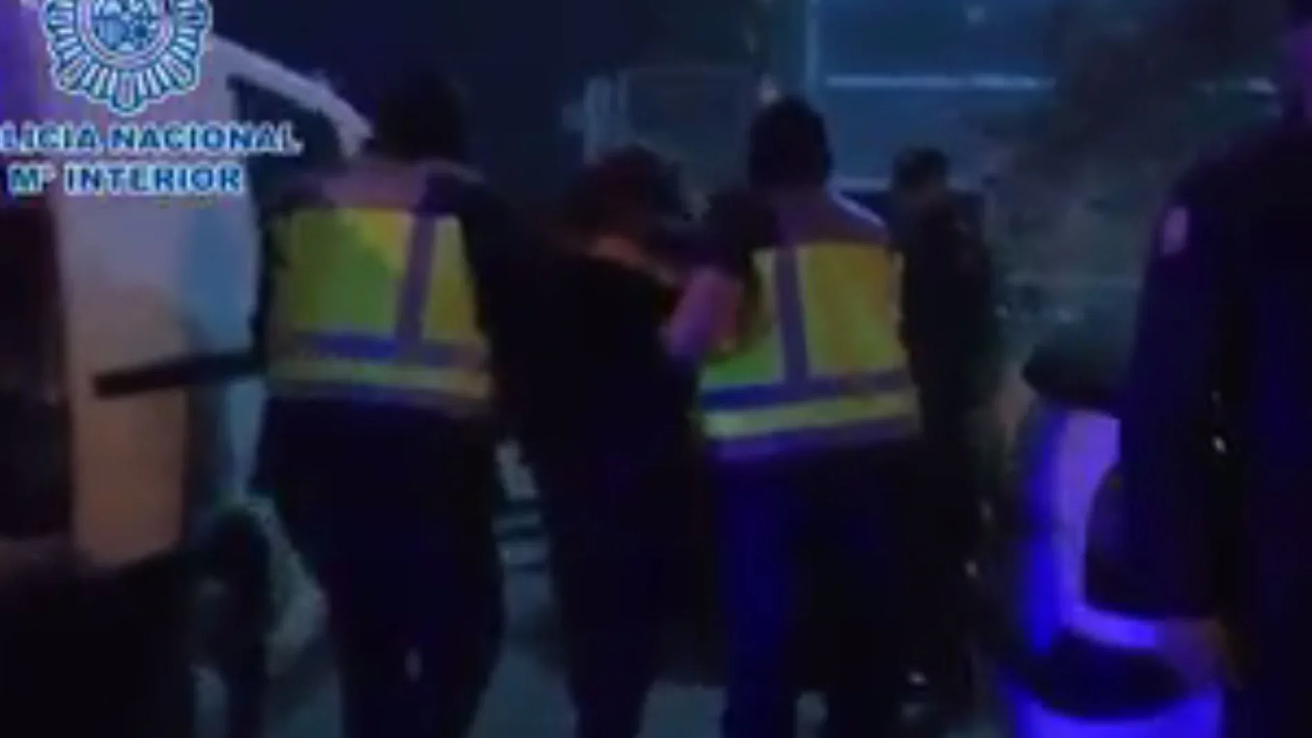 Dos agentes escoltan al detenido