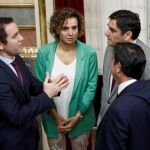 Los diputados del PP Teodoro García Egea, Dolors Monserrat, José Ignacio Echániz, y José Antonio Bermúdez de Castro conversan en los pasillos del Congreso de los Diputados. EFE/Mariscal