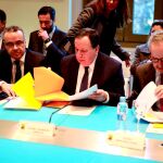 El ministro de Exteriores tunecino, Khemaies Jhinaoui, en el centro, durante el encuentro con empresarios españoles en Madrid