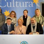 Los miembros del jurado del Premio «Pilar Fernández Labrador», Alfredo Pérez Alencart, Pérez Castrillo, Ruiz Barrionuevo, Salas, Barrera, Jesús Fonseca, Pilar Fernández Labrador, Carlos Aganzo y Muñoz Quirós