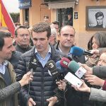 El vicesecretario de Comunicación, Pablo Casado, junto al ex alcalde, Manu Reyes, ayer.