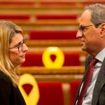 El presidente de la Generalitat, Quim Torra, conversa con la consellera de Presidencia, Elsa Artadi