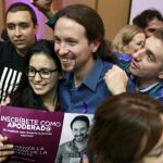 El candidato a la Presidencia del Gobierno de Podemos, Pablo Iglesias, posa hoy con algunos de los participantes del acto electoral de la Universidad de La Laguna