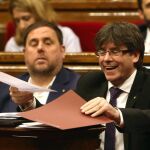 El presidente de la Generalitat, Carles Puigdemont , junto al vicepresidente del Govern y conseller de Economía, Oriol Junqueras