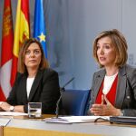 La consejera de Familia, Alicia García, informa sobre el plan junto a la portavoz de la Junta, Milagros Marcos