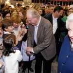 El Rey emérito saludó y se hizo fotos con varios niños durante su recorrido por El Rastrillo