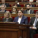 El presidente de la Generalitat, Carles Puigdemont (d); el vicepresident, Oriol Junqueras (2d); la consellera de la Presidencia, Neus Munté (2i); y el conseller de Asuntos Exteriores, Raül Romeva (i), durante el pleno del Parlament