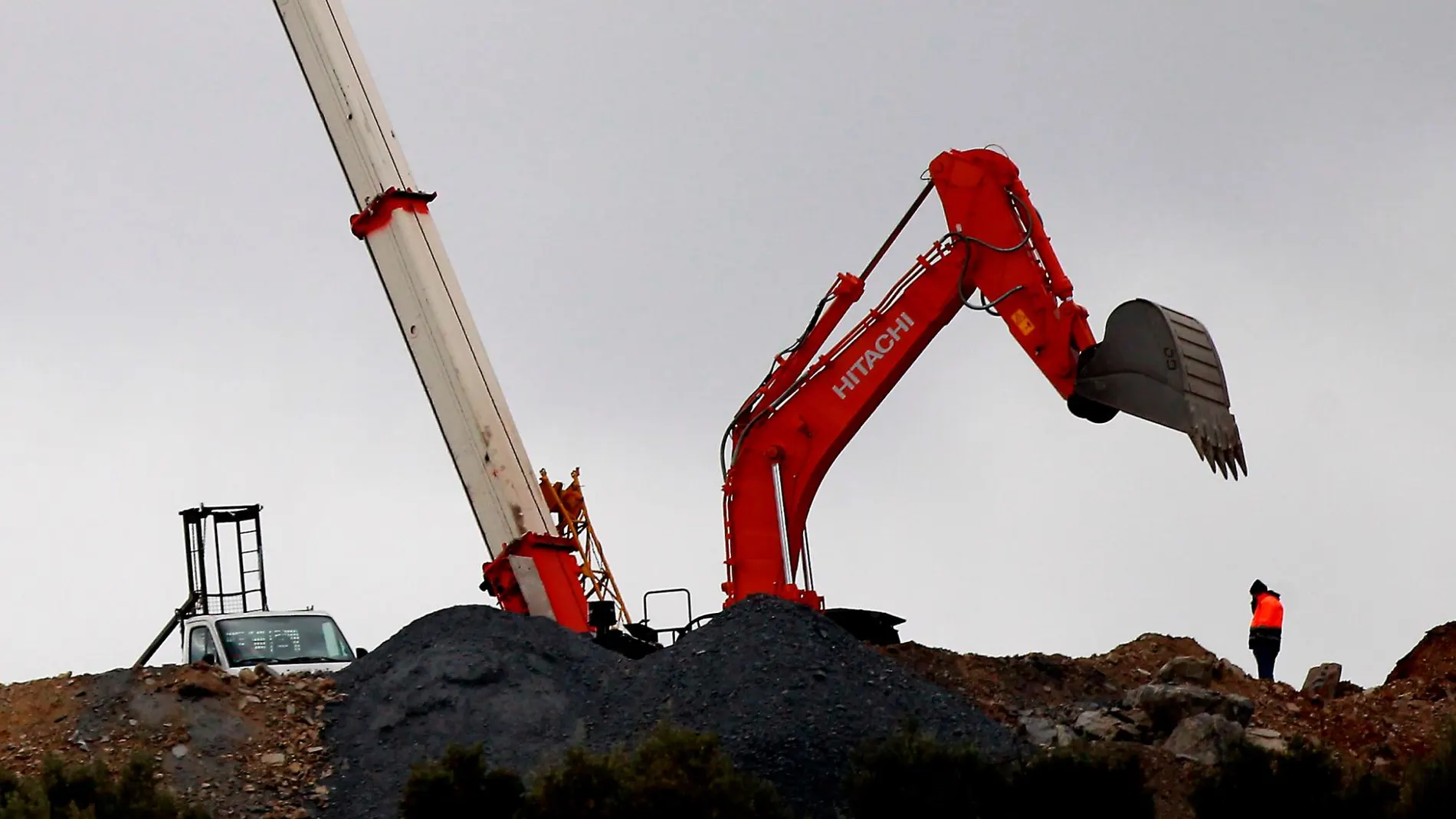 La grúa recoge la tierra del túnel