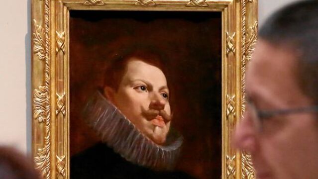 Dos visitantes contemplan la nueva obra que conserva el Museo del Prado