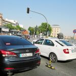 Un VTC, junto a dos taxis en las inmediaciones de la estación de Atocha, en Madrid