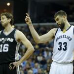 El español Pau Gasol (i) de San Antonio Spurs en acción a frente a su hermano Marc Gasol .