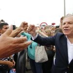 El secretario general de OEA, Luis Almagro (d), saluda a venezolanos ayer en la ciudad fronteriza de Cúcuta (Colombia). EFE/Schneyder Mendoza