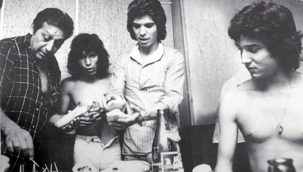 Raimundo Amador, segundo por la izda., Camarón, en el centro, y Tomatito, a la dcha., durante la grabación de «La leyenda del tiempo»