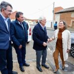 La consejera Milagros Marcos saluda a Guillermo García, Fidentino Reyero y Juan Martínez Majo a su llegada a la jornada técnica sobre regadíos organizada en Santa María del Páramo