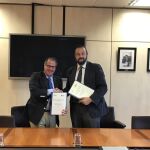 El director general de Tráfico, Gregorio Serrano, con el director general de la Federación de Bebidas Espirituosas (FEBE), Bosco Torremocha, tras la firma del convenio
