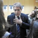 El portavoz de la Generalitat, Francesc Homs, ayer, con los medios de comunicación en la Universidad Autónoma de Madrid